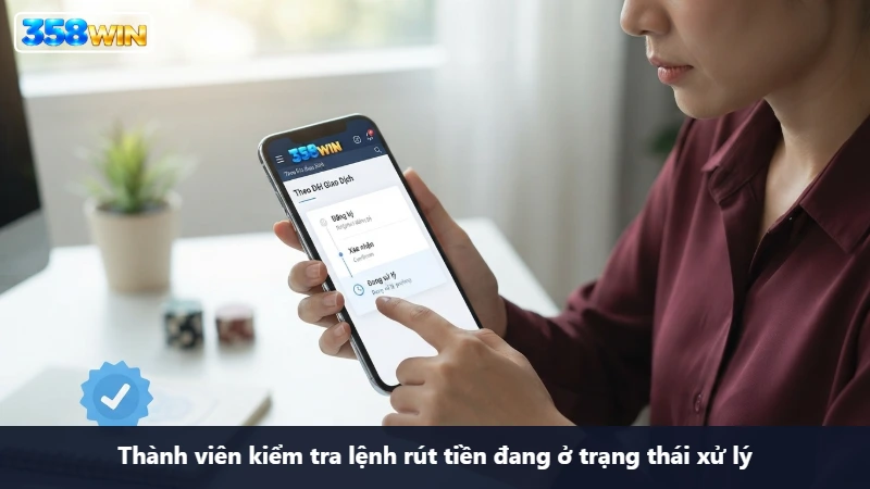 Người dùng tạo yêu cầu rút tiền trên điện thoại cá nhân